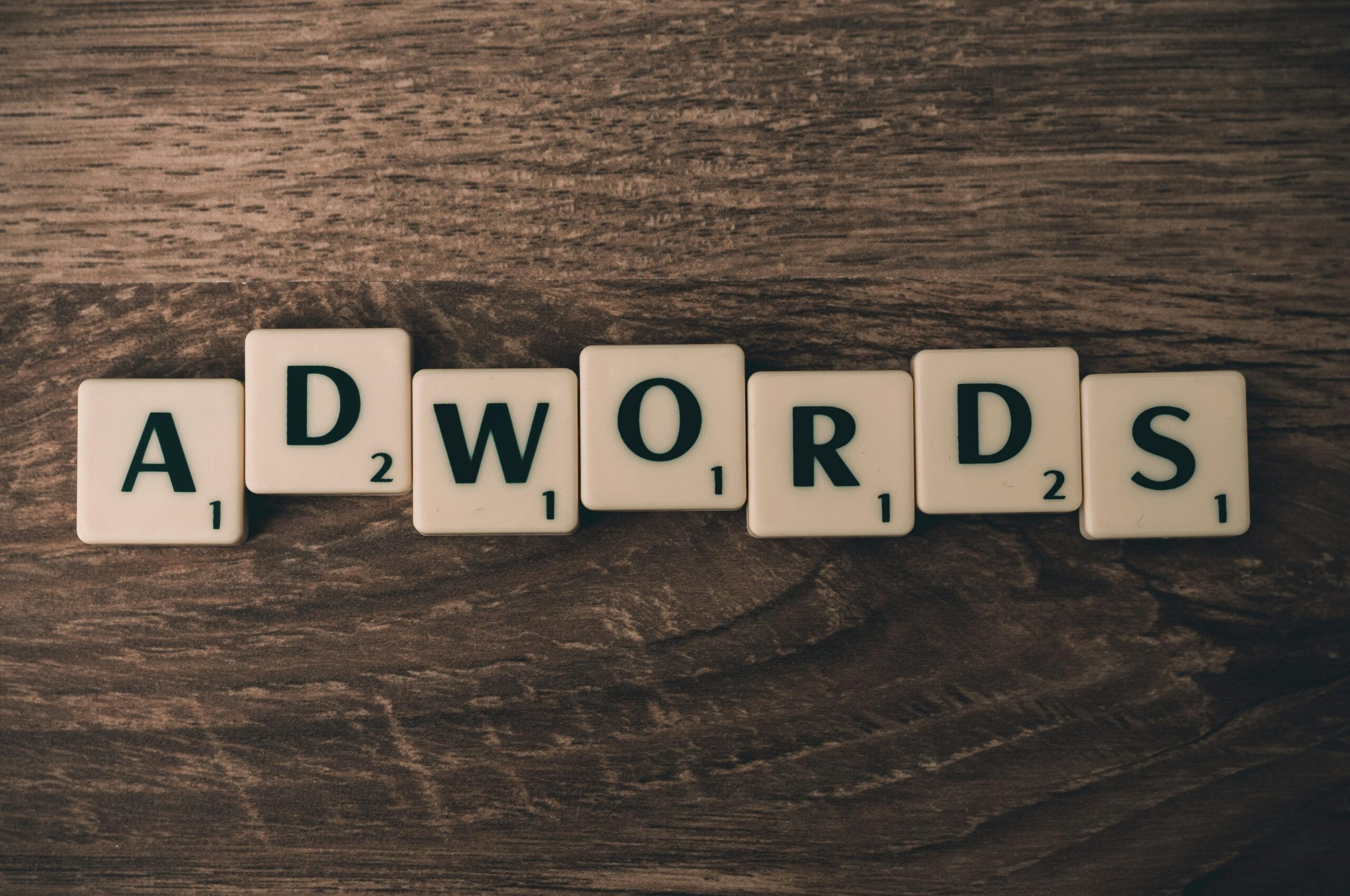 wort "adwords" auf der brauner tischplatte