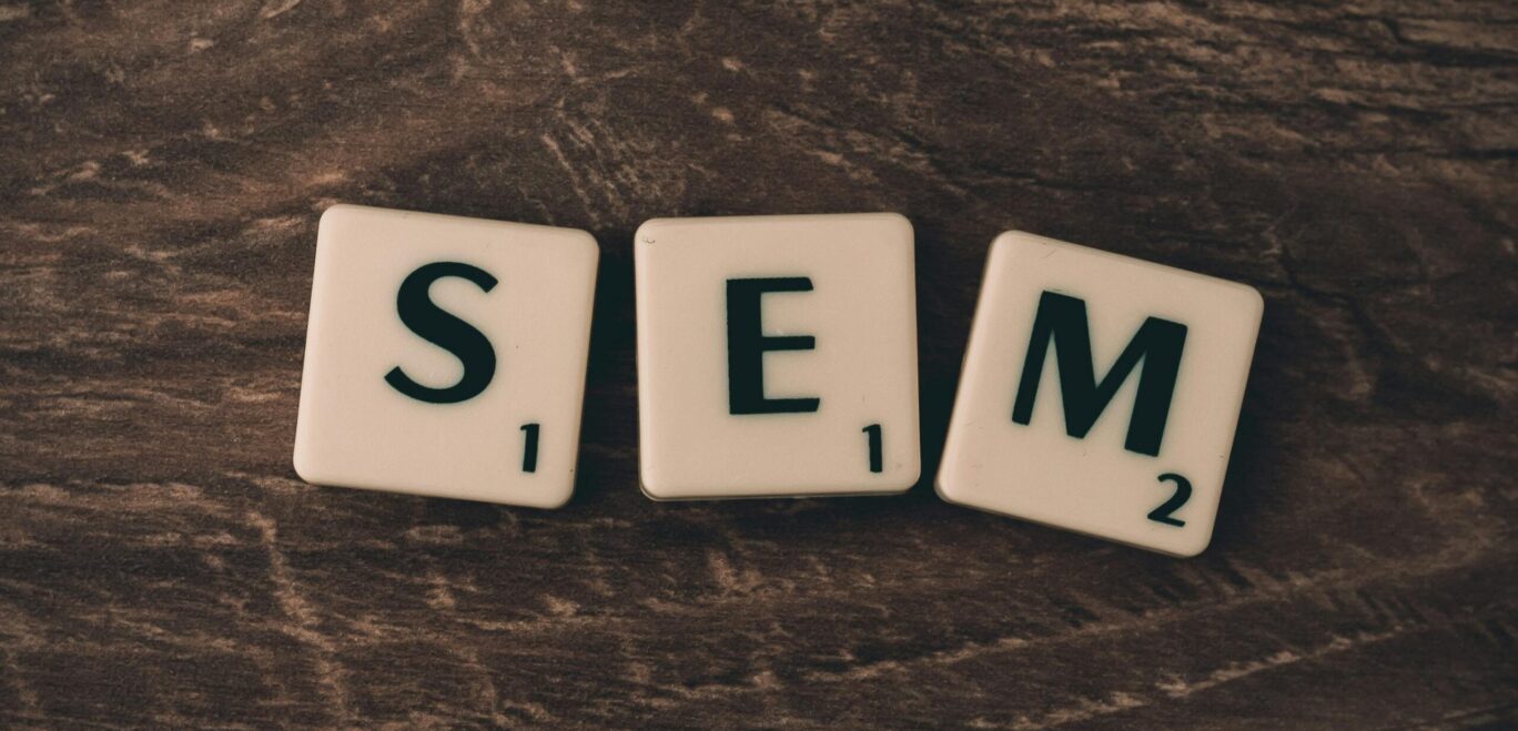 3 buchstaben S E M am Tisch